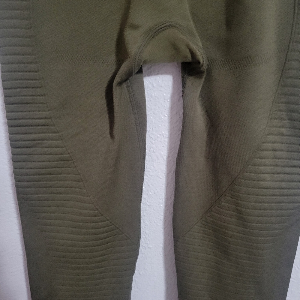 Gymshark cropped leggings see description for Sizing - Picture 5 of 10